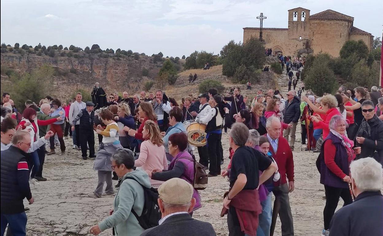 Decenas de personas bailan frente al santo. 