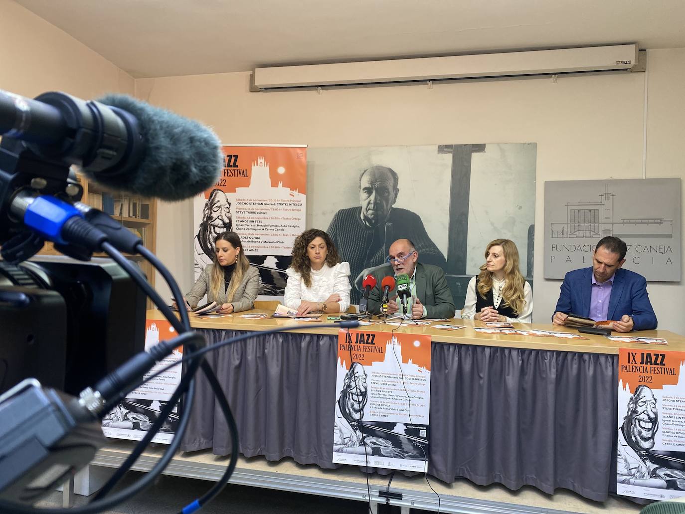 El promotor del festival, José Ángel Zapatero, junto a los representantes de las instituciones. 