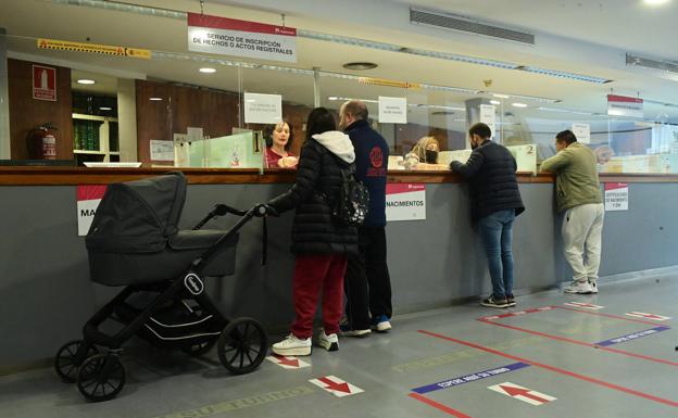 Ciudadanos en las oficinas del registro civil de Valladolid. 