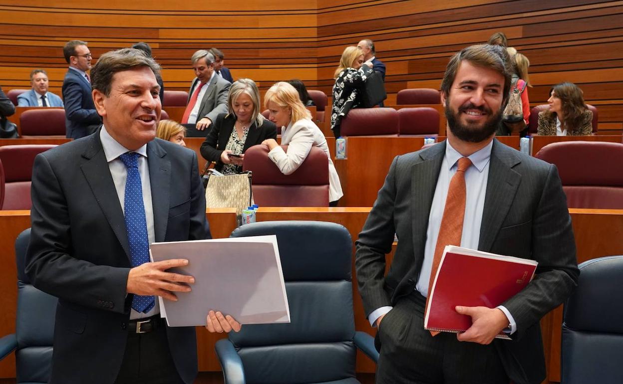 El consejero Fernández Carriedo y Juan García-Gallardo, en el pleno en el que s ha aprobado el techo de gasto de la Junta para 2023.