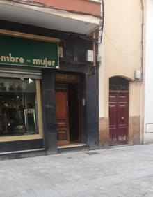 Imagen secundaria 2 - Los hechos han generado mucha expectación y curiosidad entre los viandantes. 