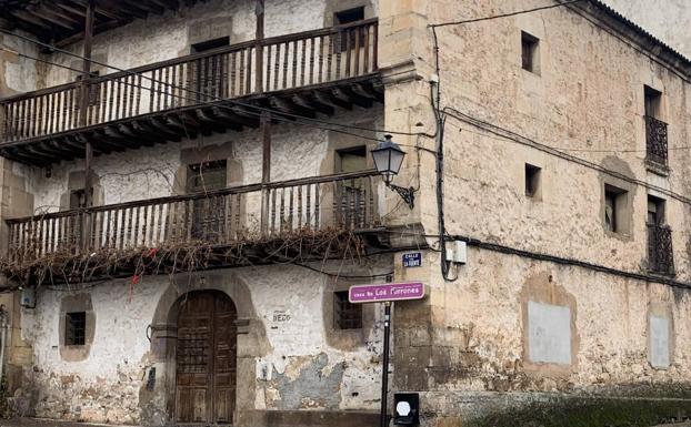 Parra monumental y centenaria tristemente arrancada en la Casa de los Ferrones de San Leonardo de Yagüe (Soria). 