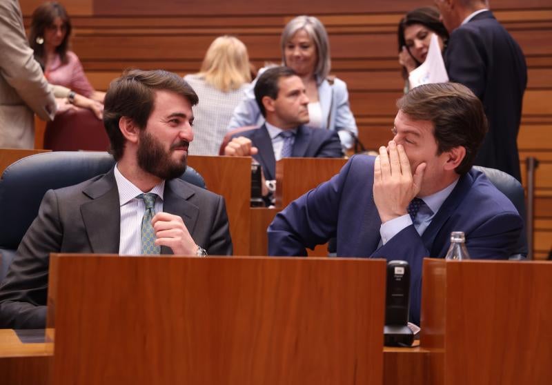 García Gallardo y Mañueco durante un pleno. 