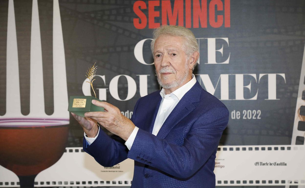 Mariano García con la Espiga de Oro recibida. 