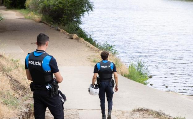 Se mete en el Pisuerga a por su barca y moviliza a bomberos, sanitarios y policía 