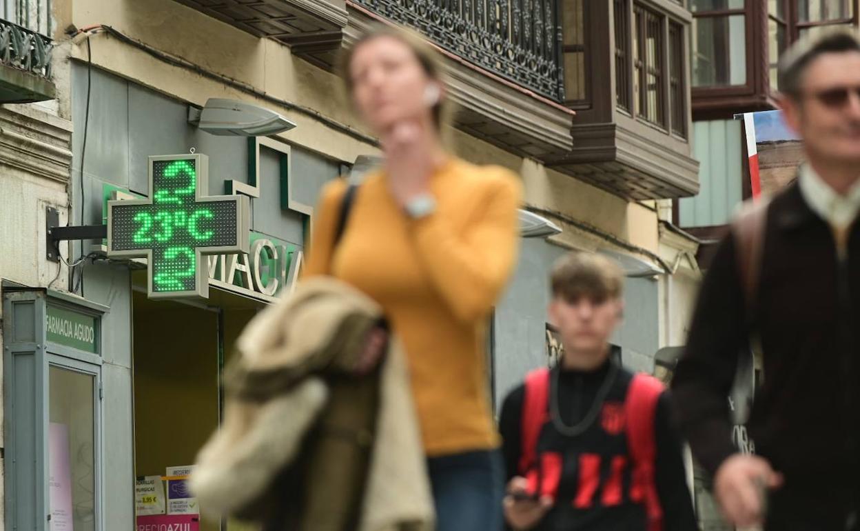 El mercurio rondará los 25 grados hasta el sábado. En la imagen, 23 grados a primera hora de la tarde en la calle Santiago. 