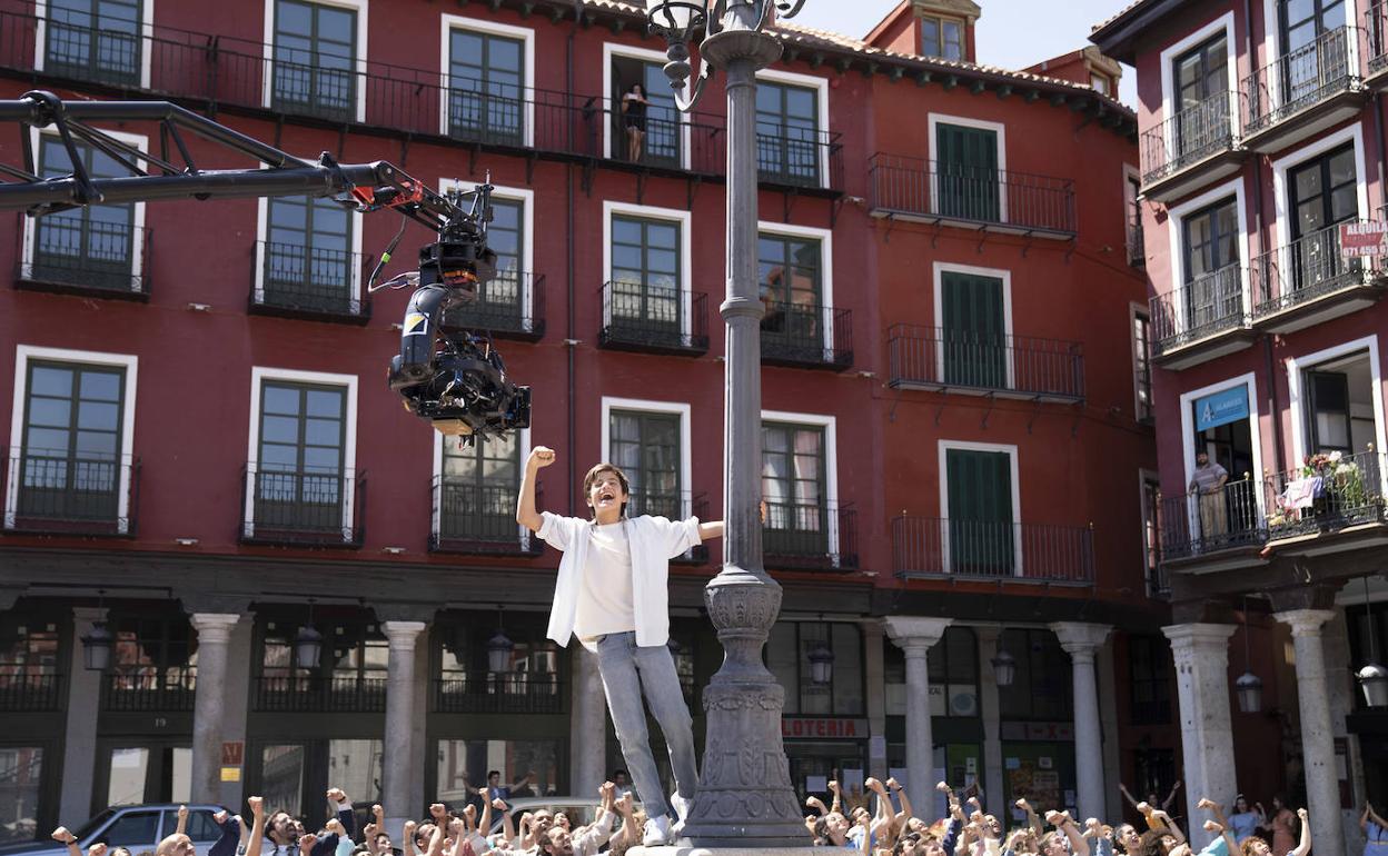 Fotografía del rodaje de 'Voy a pasármelo bien', en la Plaza Mayor de Valladolid. 