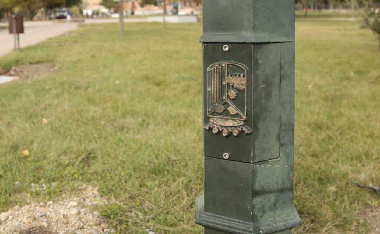 Imagen del escudo en una de las farolas, boca abajo.