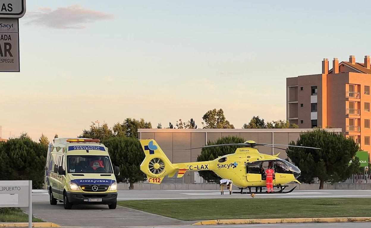 Ambulancia y helicóptero de emergencias de Sacyl, en el Río Hortega de Valladolid. 