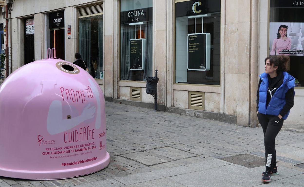 Una joven observa el contenedor rosa instalado en la Bocaplaza. 