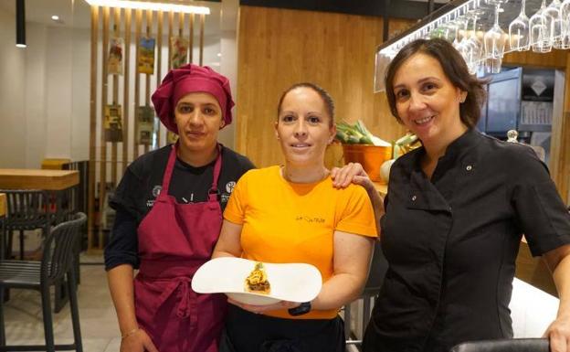 Hajiba, Laura responsables de cocina de La Teja, junto a Eva Galiano y su Brioche de Carrillera 