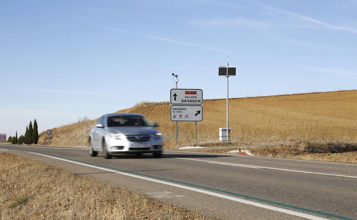 Cámara de radar de tramo sobre un cartel indicador en la CL-613, a la altura de Paredes de Nava. 