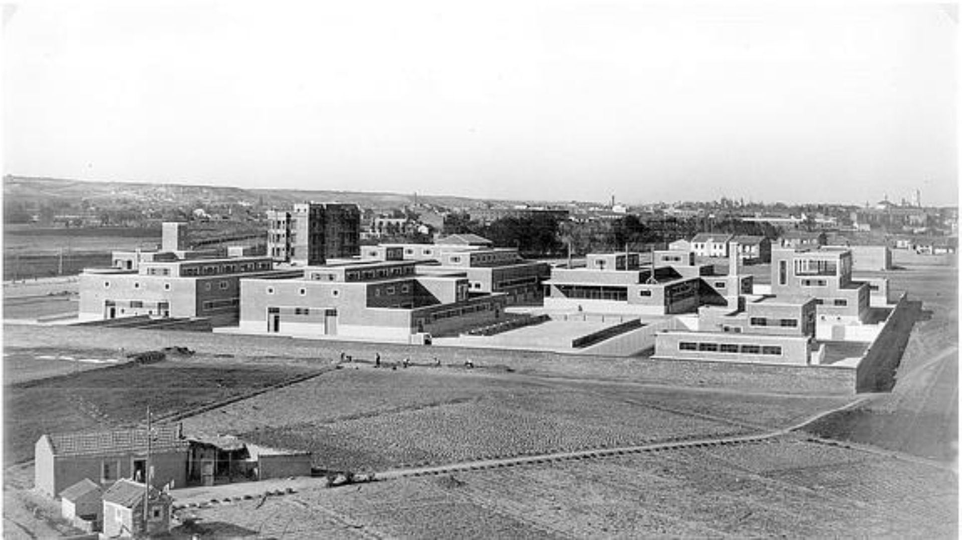 El Matadero después de su construcción y antes de que la ciudad creciera a su alrededor. 