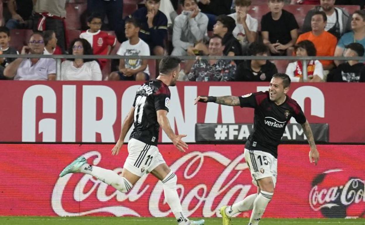 El delantero del Osasuna Kike Barja celebra con Rubén Peña el gol marcado ante el Girona. 