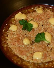 Imagen secundaria 2 - Rodrigo Herrero prepara unas zamburiñas a la brasa; tarta de queso camembert y helado de vainilla y arroz meloso de manitas, parmesano y pesto de pistacho. 