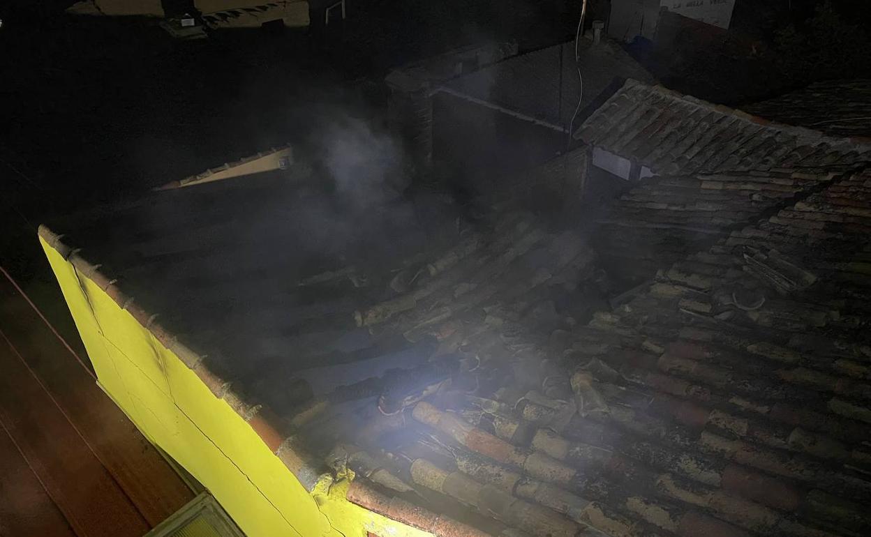 Cubierta de la vivienda devastada por el fuego. 