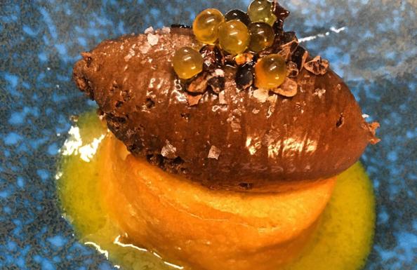 Mousse de chocolate con bizcocho borracho de naranja al aceite de oliva. 