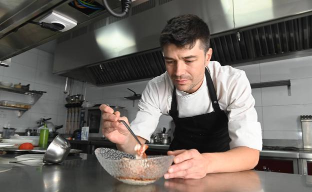 Imagen principal - Manuel Soler, en la cocina, durante la preparación de un plato; Esther Ovejero, al frente de la sala, cuida de todos los detalles y el trato exquisito al cliente junto con el resto del equipo y micuit de pato casero con 