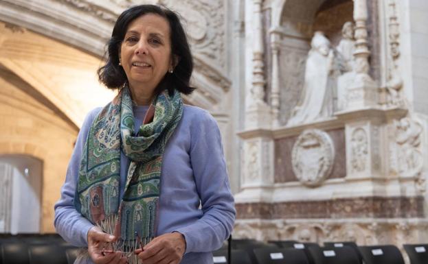 La profesora María José Redondo, fotografiada en la Capilla de San Gregorio (Valladolid) para la entrevista ante el sepulcro que Felipe Bigarny talló para Diego de Avellaneda. 