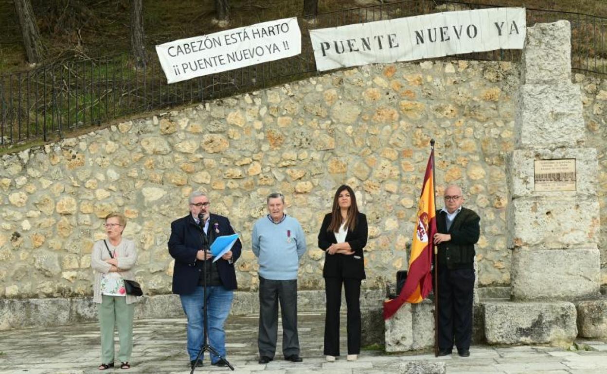 Acto de conemoración junto al monolito del puente de Cabezón de Pisuerga. 