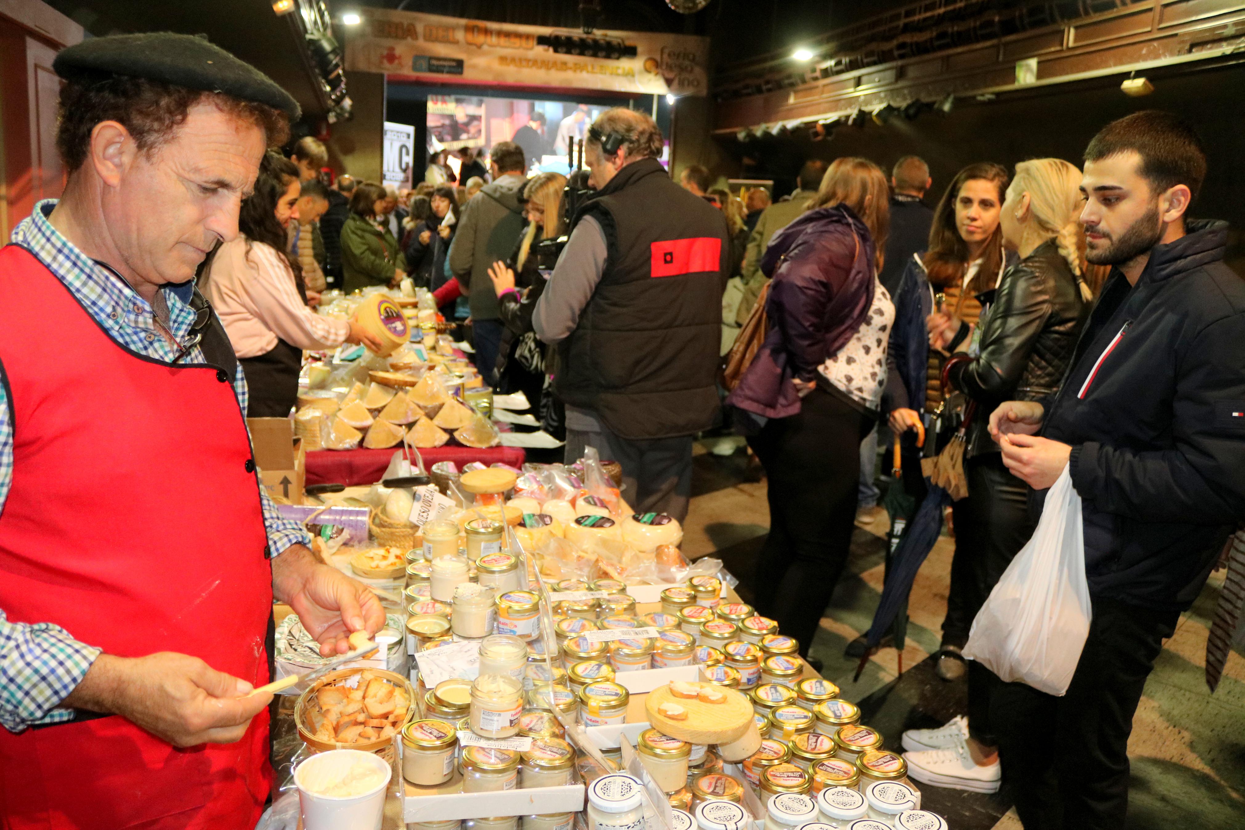 Baltanás celebró una multitudinaria feria del queso y el vino