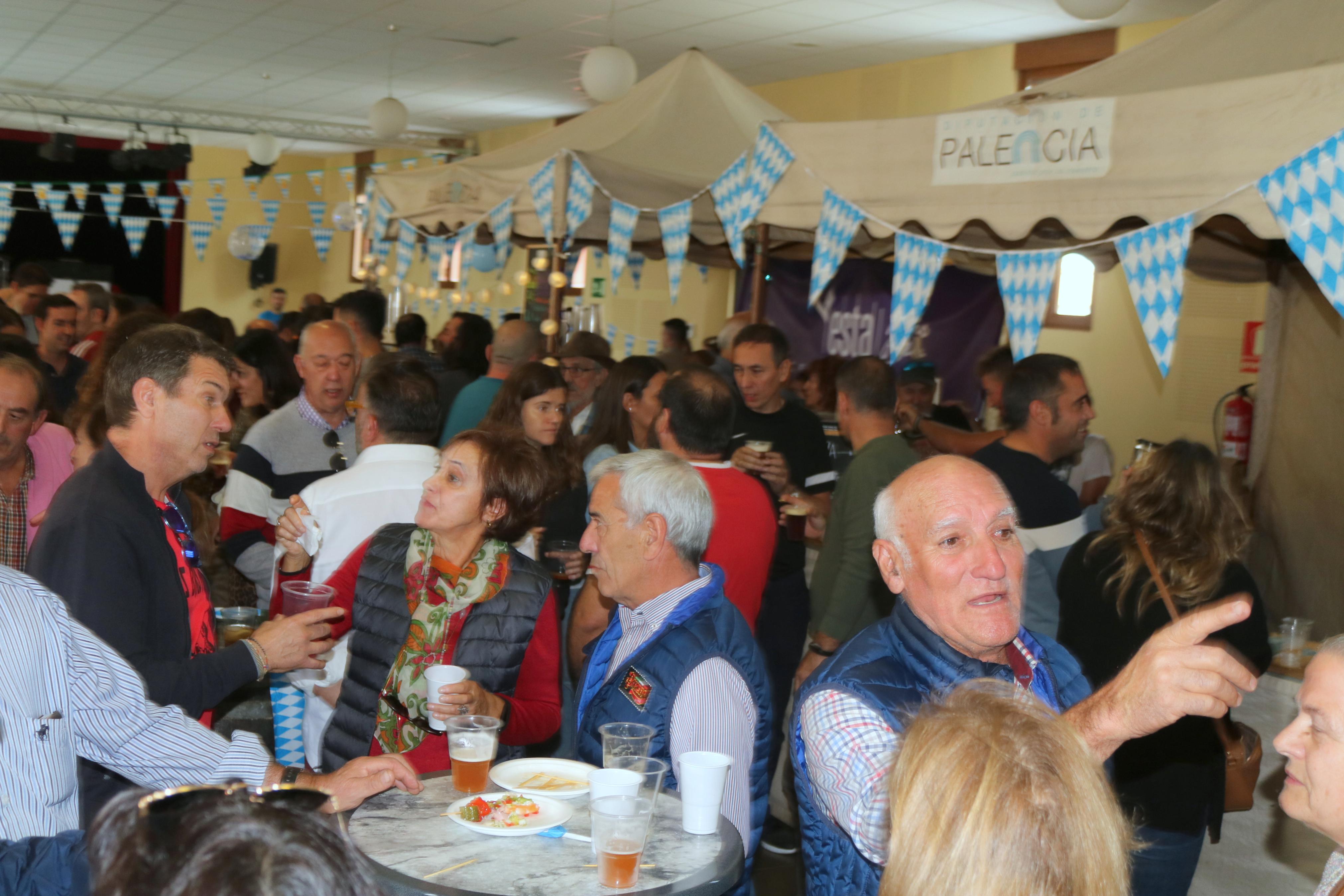 Numerosos vecinos y visitantes disfrutaron de la jornada dedicada a la cerveza en Villaviudas