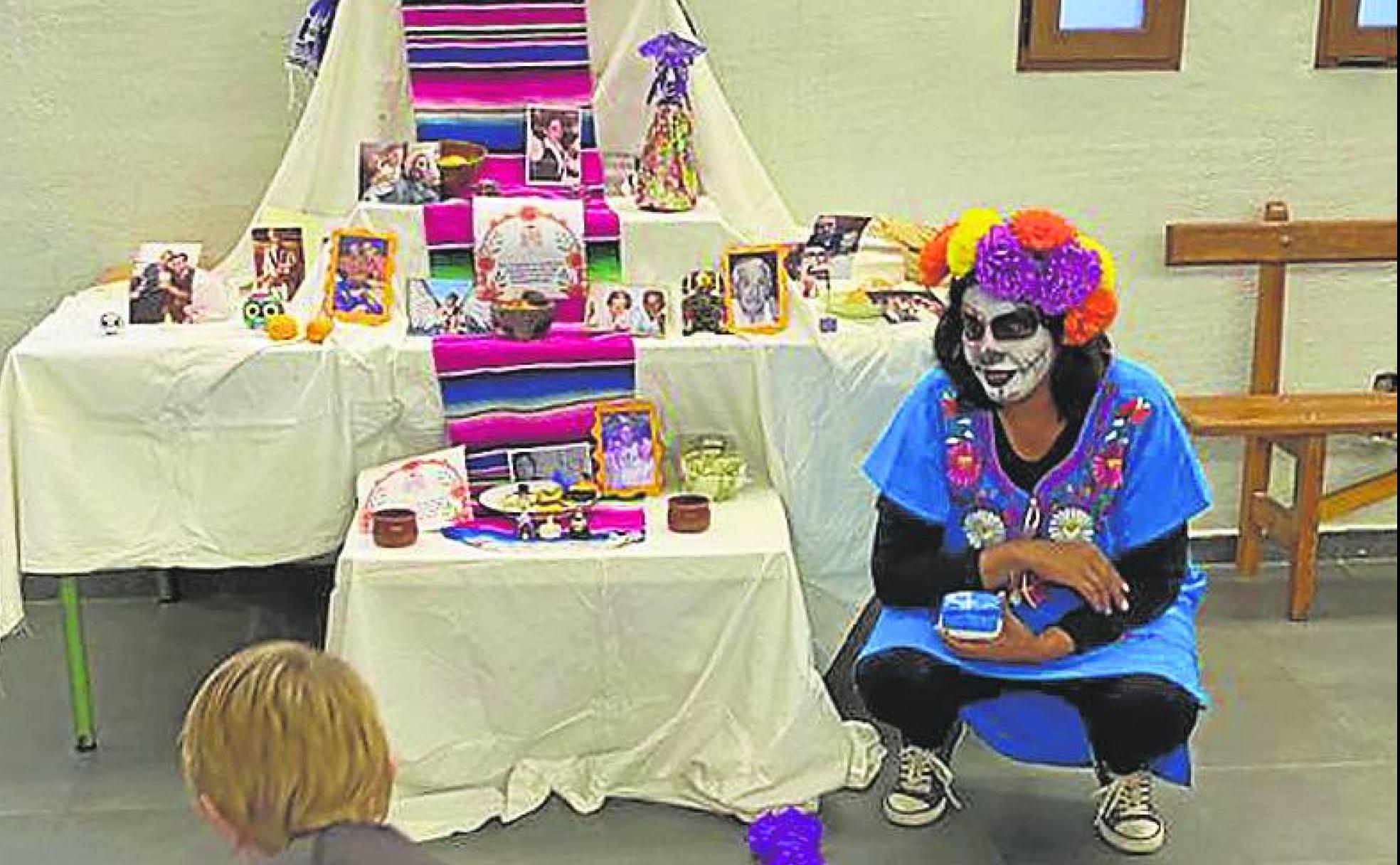 Marlene Gámez explica el Día de Muertos a alumnos de La Losa. 