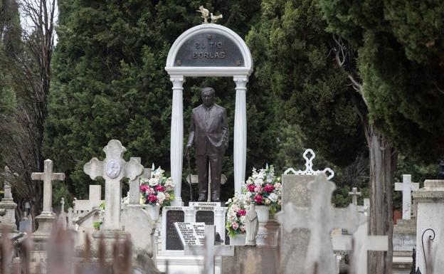 La escultura del patriarca Tío Borlas es la última levantada en el cementerio de El Carmen. 