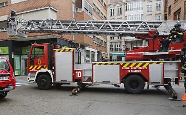 Los bomberos sofocan un incendio en una vivienda abandonada de Palencia