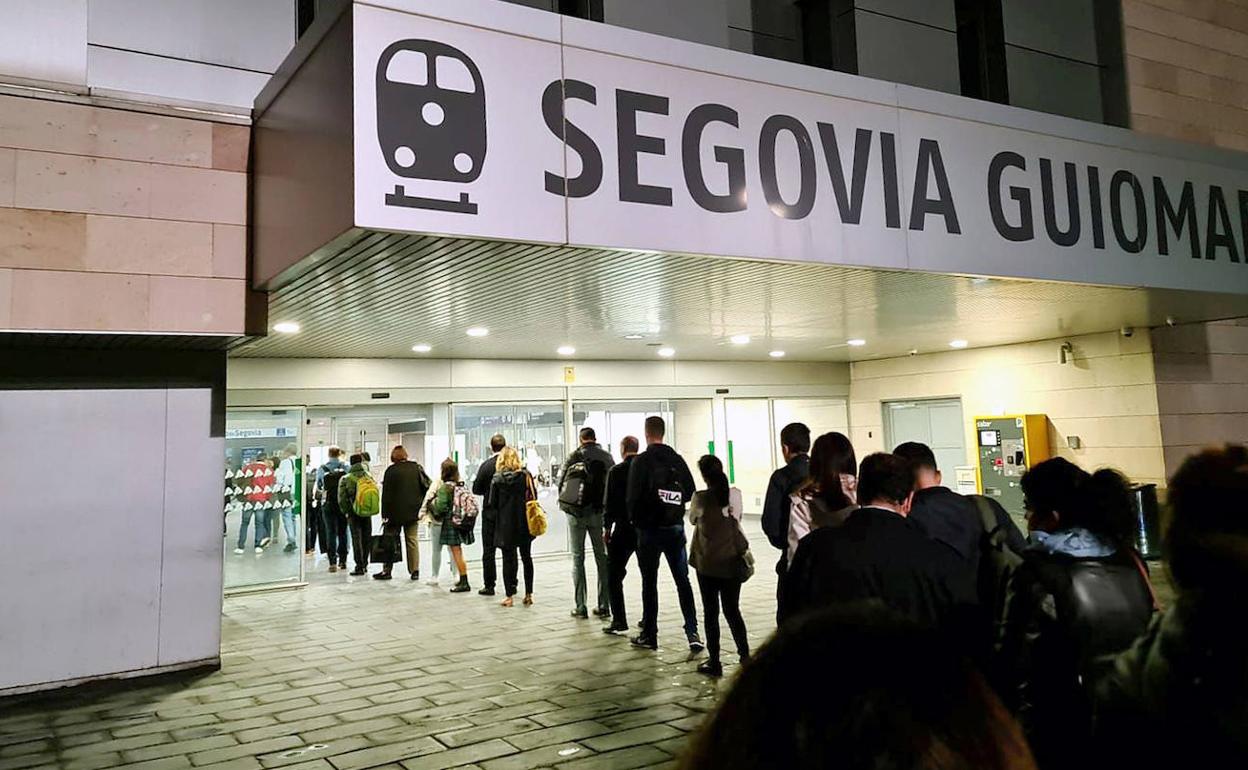 Esperas en la estación del Ave a primera hora ya que solo hay un escáner para validar los billetes. 