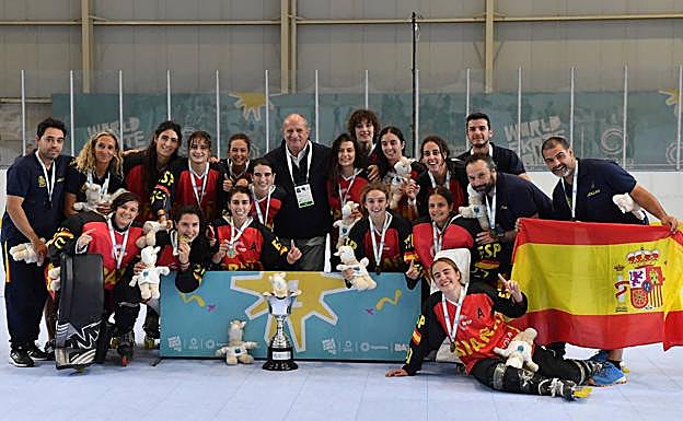 Integrantes del combinado nacional en la foto de familia con el trofeo en el centro. 
