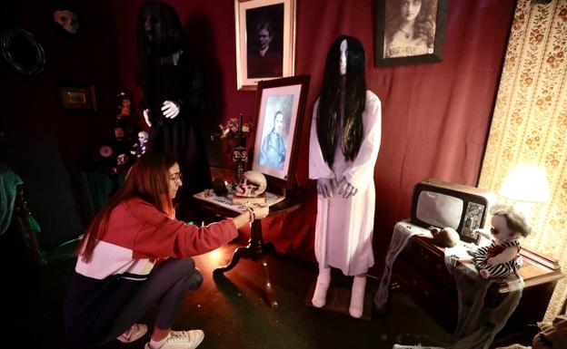 Foto: Claudia García de Leániz ultima el garaje antes de la llegada de los visitantes. Vídeo: el garaje del terror de los García de Leániz.