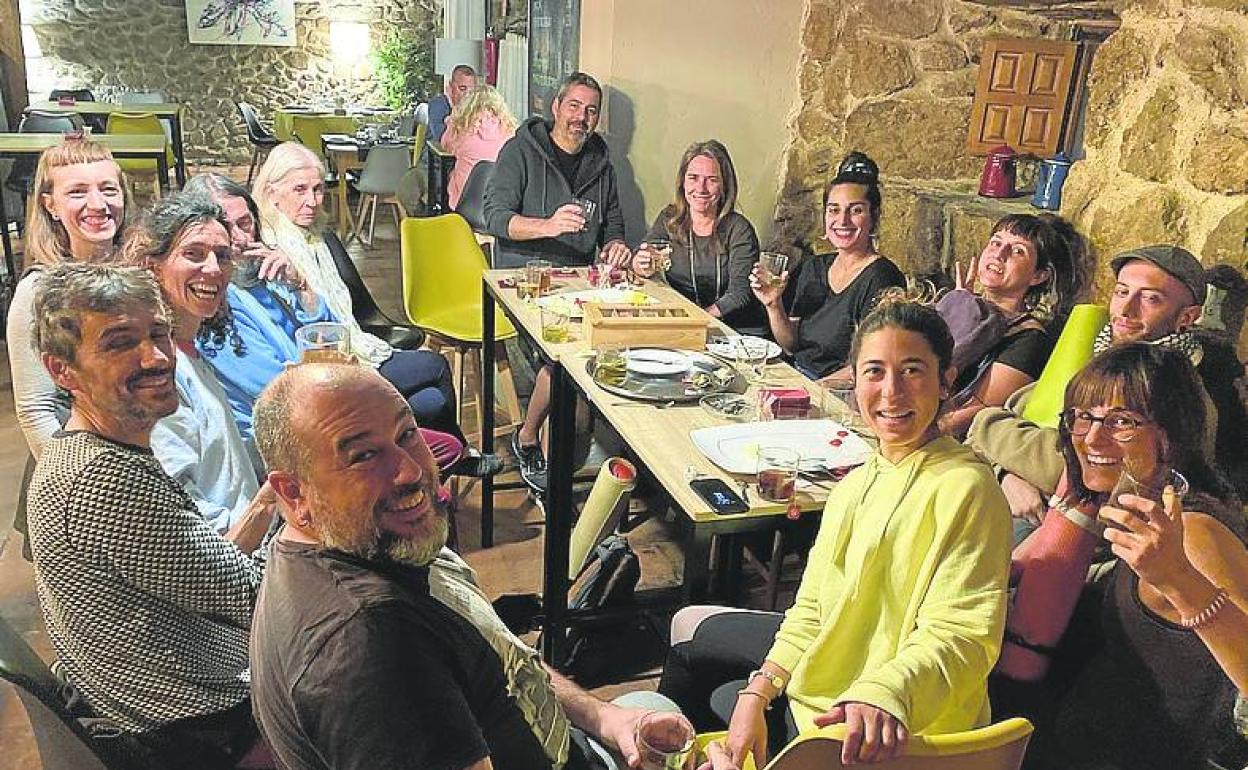 Participantes en una de las actividades en tono a la gastronomía. 