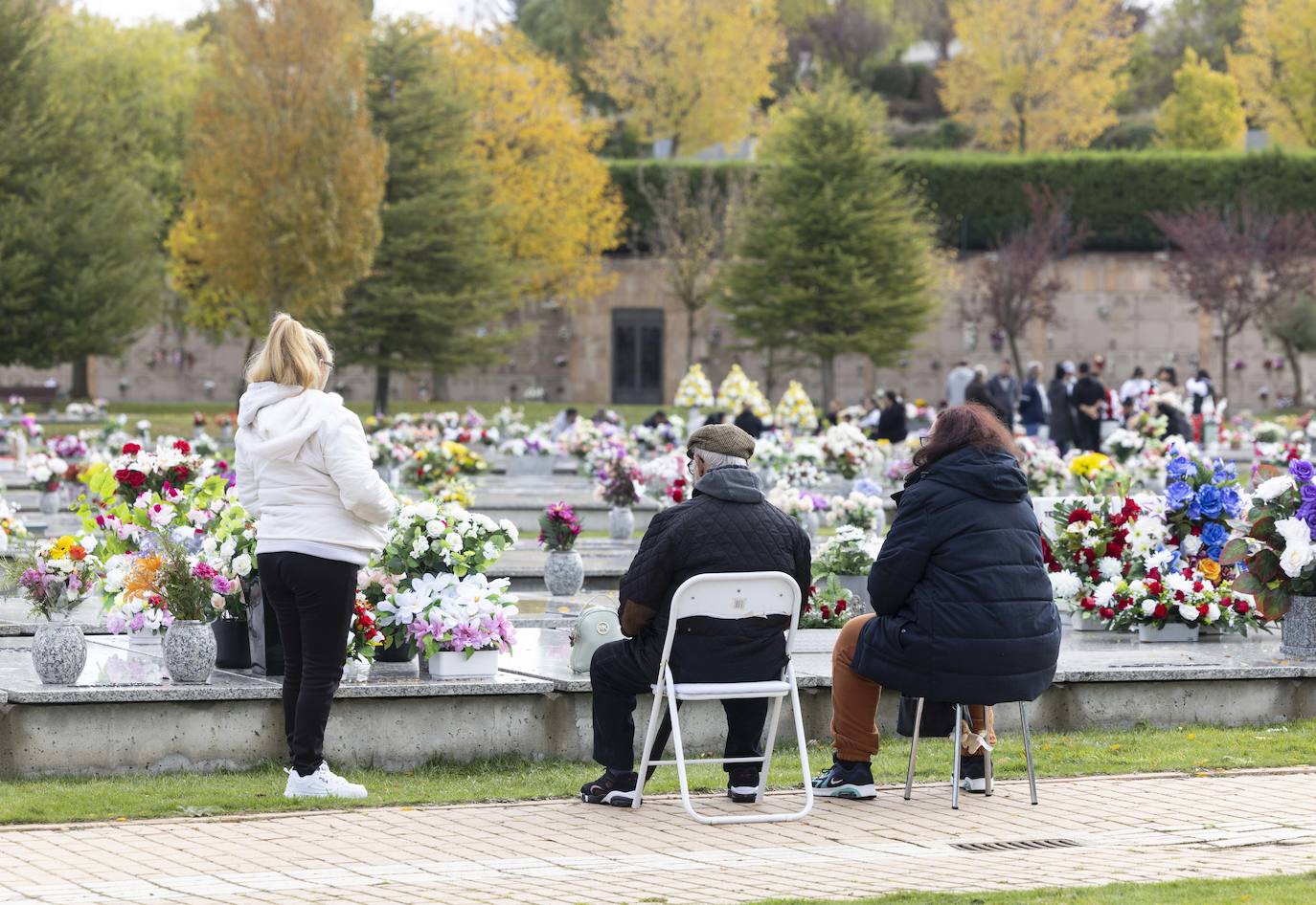 Fotos: El cementerio de Contiendas en Valladolid recibe a visitantes para honrar a los difuntos