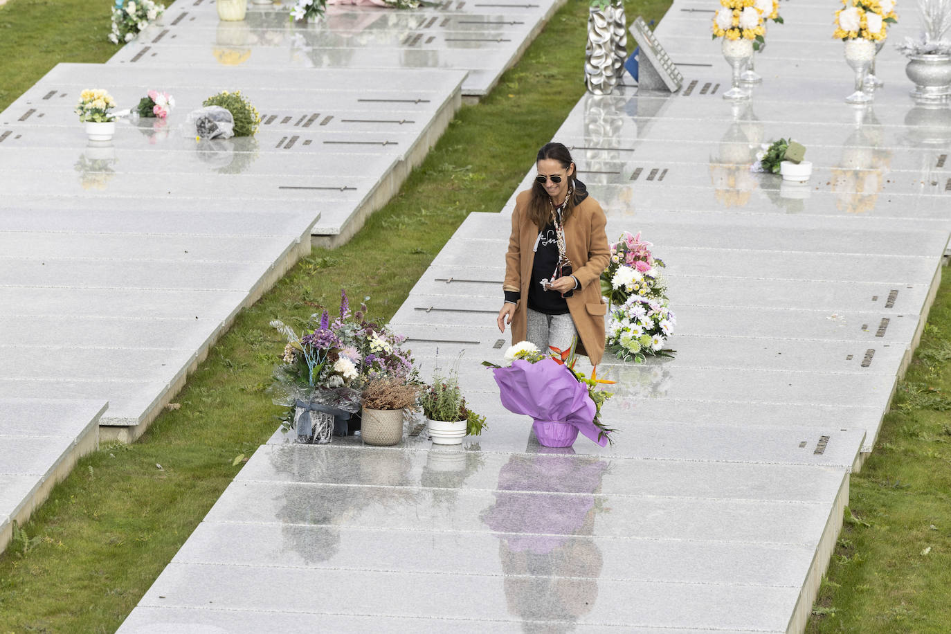 Fotos: El cementerio de Contiendas en Valladolid recibe a visitantes para honrar a los difuntos