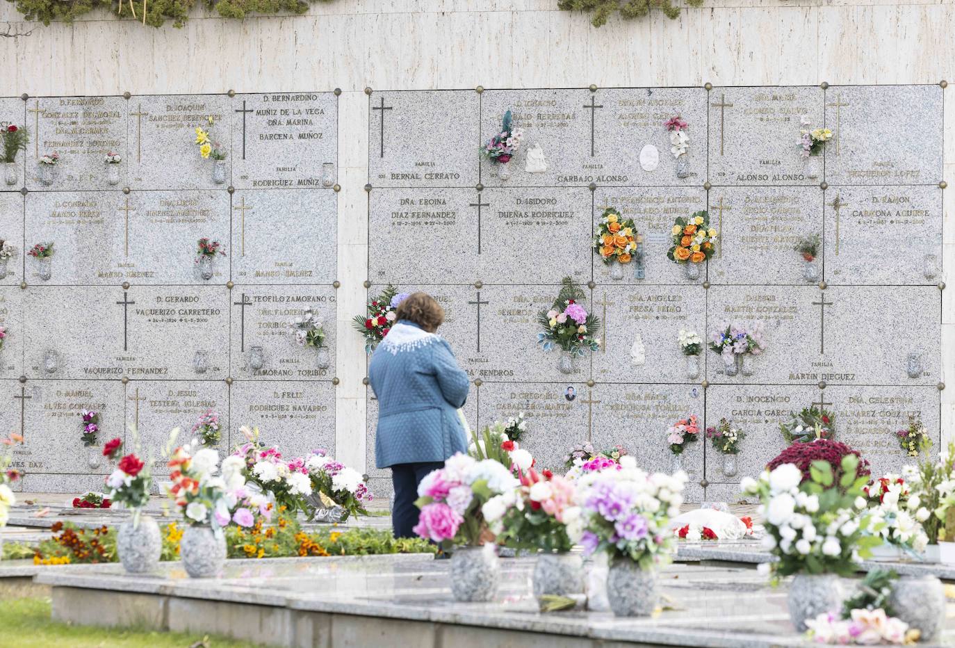 Fotos: El cementerio de Contiendas en Valladolid recibe a visitantes para honrar a los difuntos