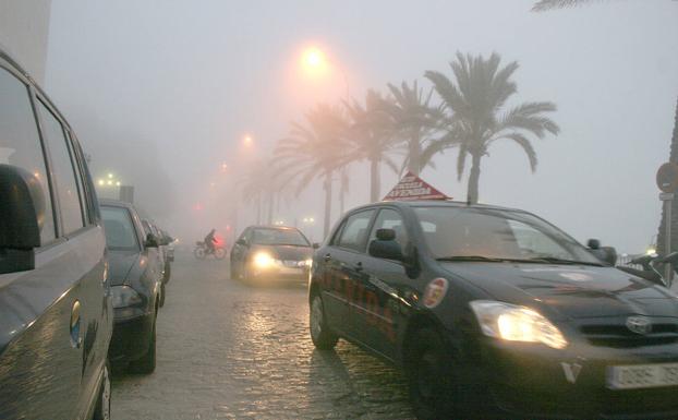 La DGT explica los cinco casos en los que es obligatorio llevar luces de cruce