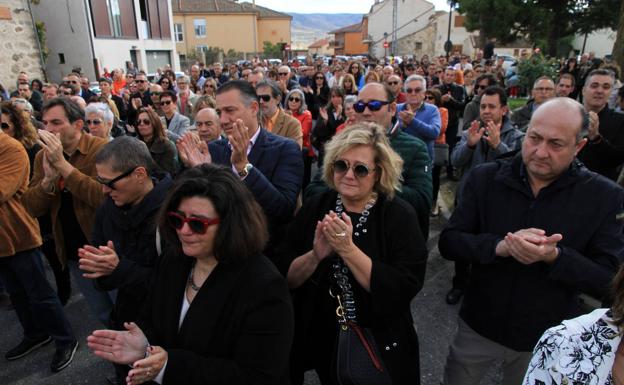 Asistentes a la concentración rompen a aplaudir tras los cinco minutos de silencio en memoria de la niña asesinada. 