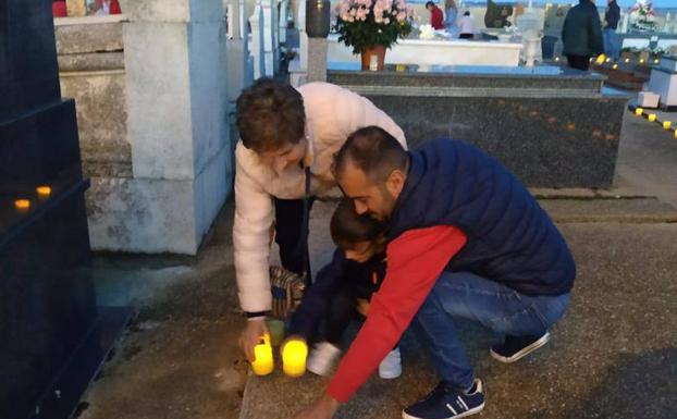 Imagen principal - Pedrosinos iluminando el camposanto de su pueblo 