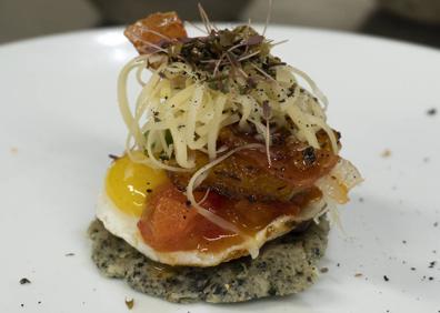 Imagen secundaria 1 - Rene Chcu y su tosta ahumada de plátano macho con huevo de codorniz, alubias jamón serrano queso y chile. 