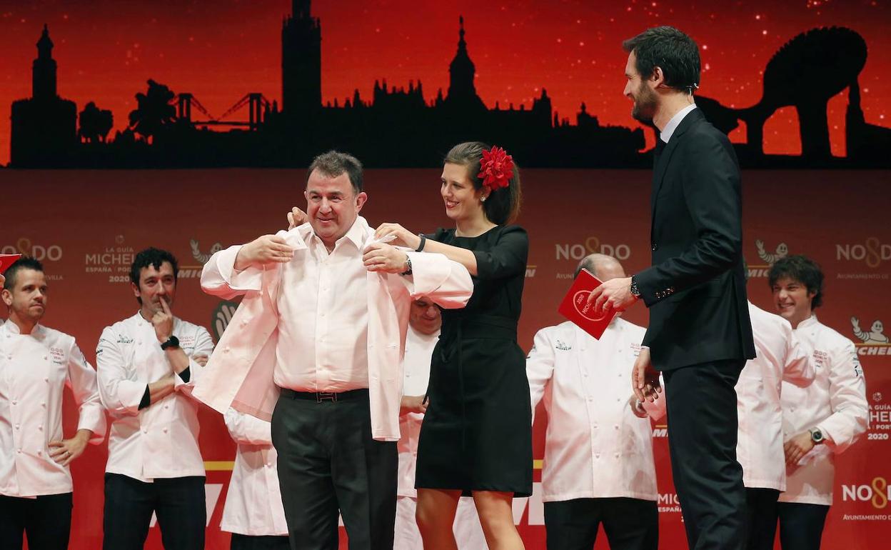 El chef recoge su chaquetilla en la pasada edición de la Gala de la Guía Michelin. 