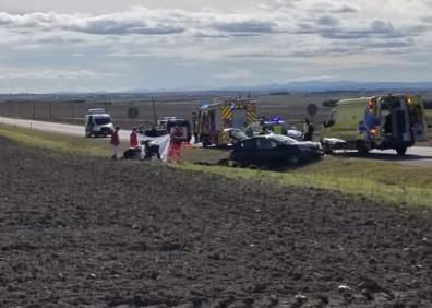 Imagen secundaria 1 - Valladolid: Trasladada en helicóptero al hospital tras colisionar con un camión en Almenara de Adaja