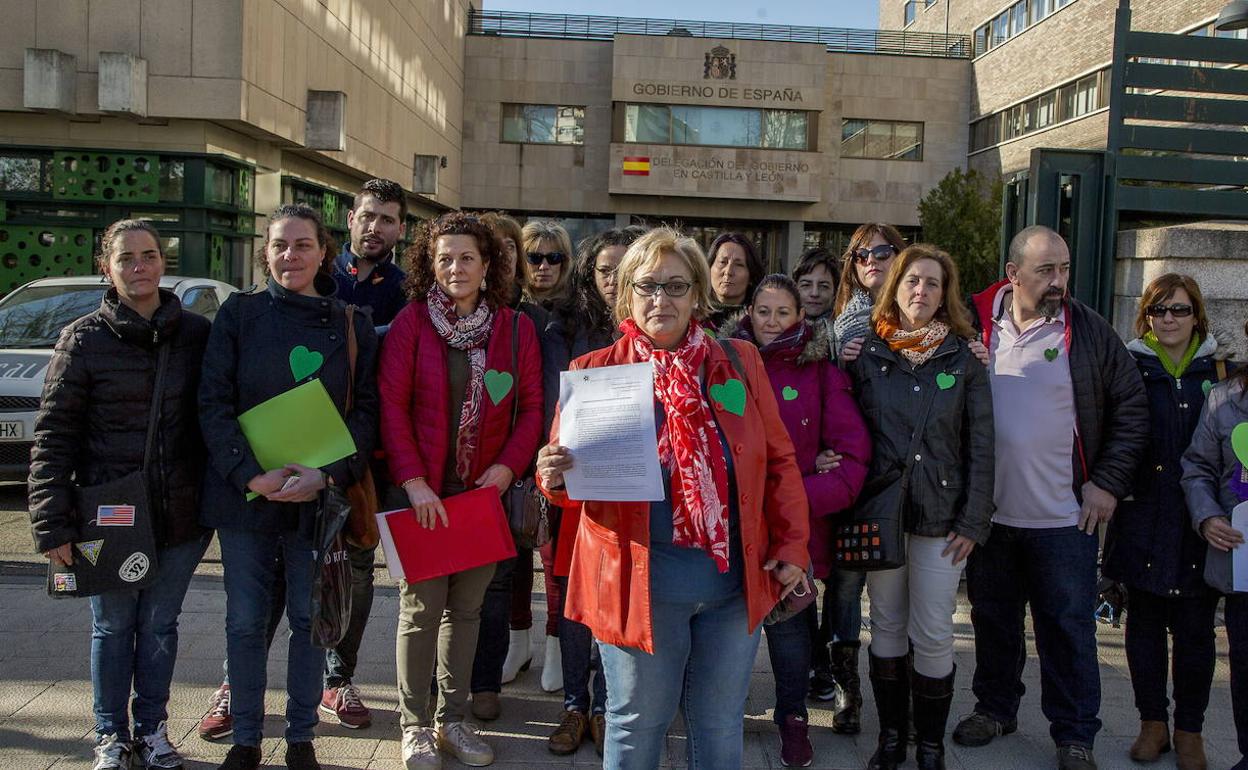 Yolanda de la Viuda, en el centro, con familias de la Asociación de Dependencia y Enfermedades Raras. 