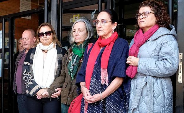 Blanca Llamazares, en el centro, junto a familiares y profesores que dieron clase a Teresa. 