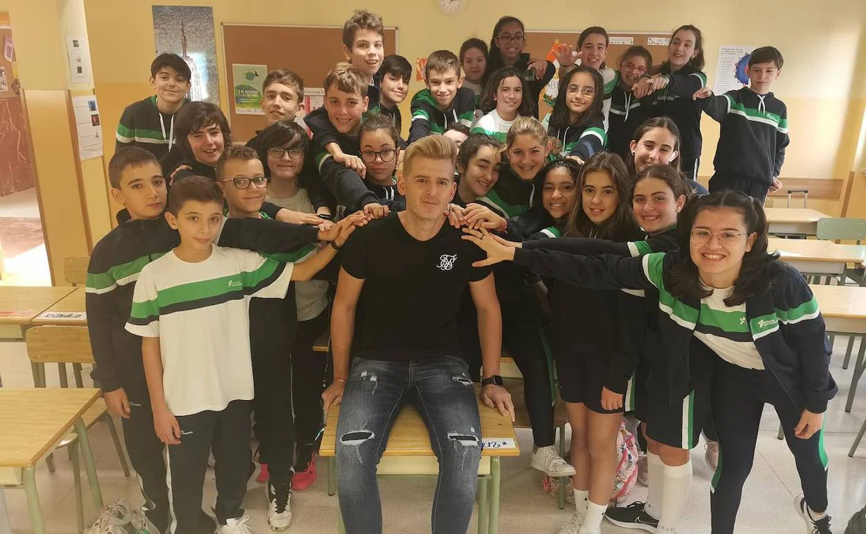 Nacho Gago, en el centro, rodeado de sus alumnos de 1º de ESO del colegio Teresianas 