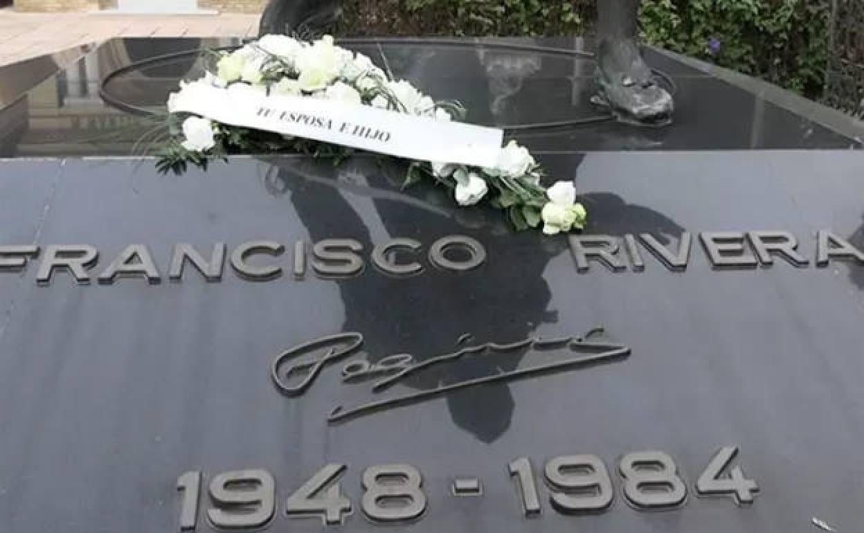 Isabel Pantoja incluye a Kiko Rivera en la corona de flores para Paquirri