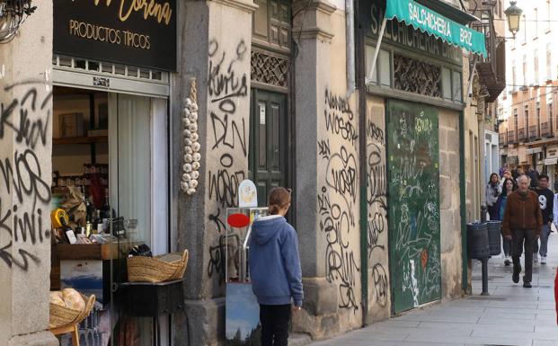 La Policía Local investiga las pintadas de la Calle Real para dar con sus autores