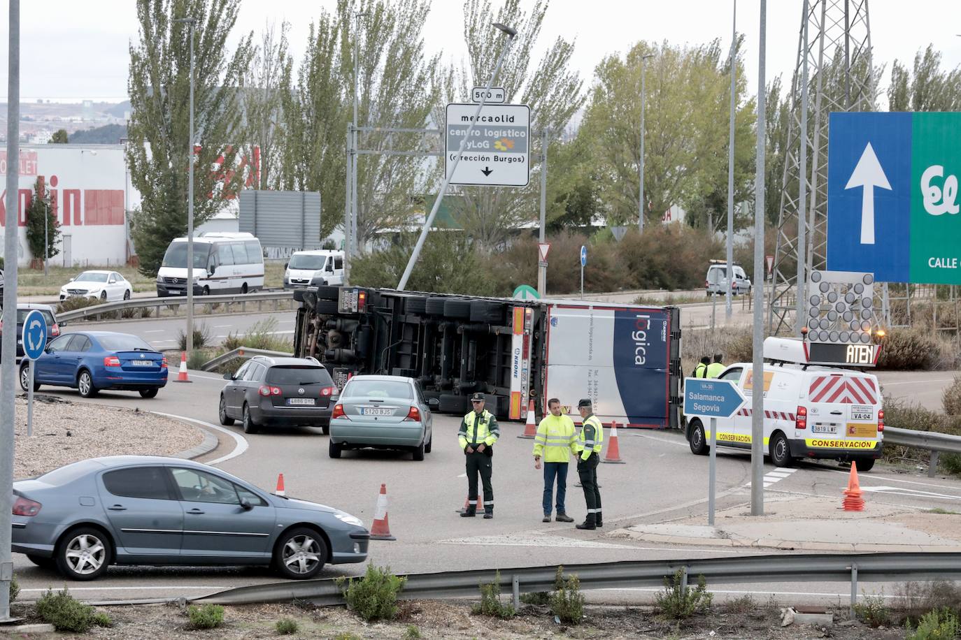 Fotos: Retenciones en la rotonda de la A-11 por el vuelco de un camión