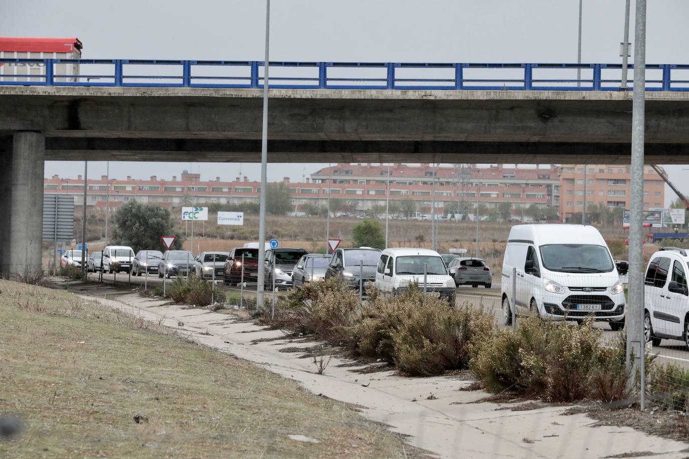 Fotos: Retenciones en la rotonda de la A-11 por el vuelco de un camión