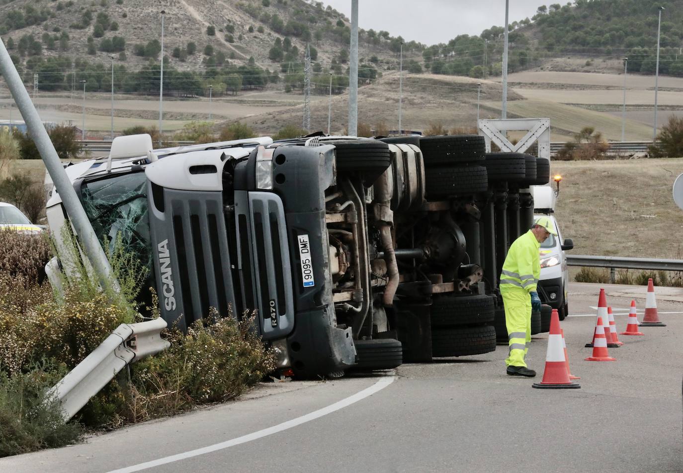 Fotos: Retenciones en la rotonda de la A-11 por el vuelco de un camión